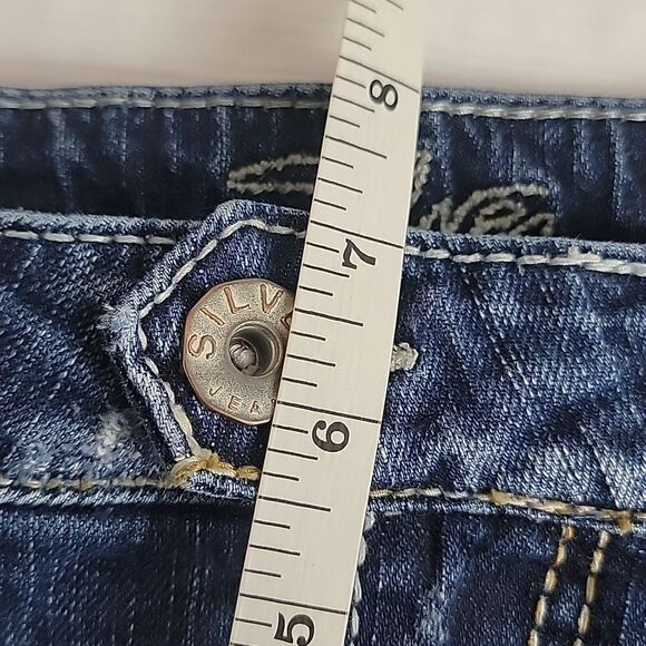 Silver Jeans Co Tuesday women's low-rise bootcut distressed blue denim. Size 26 - Picture 15 of 16